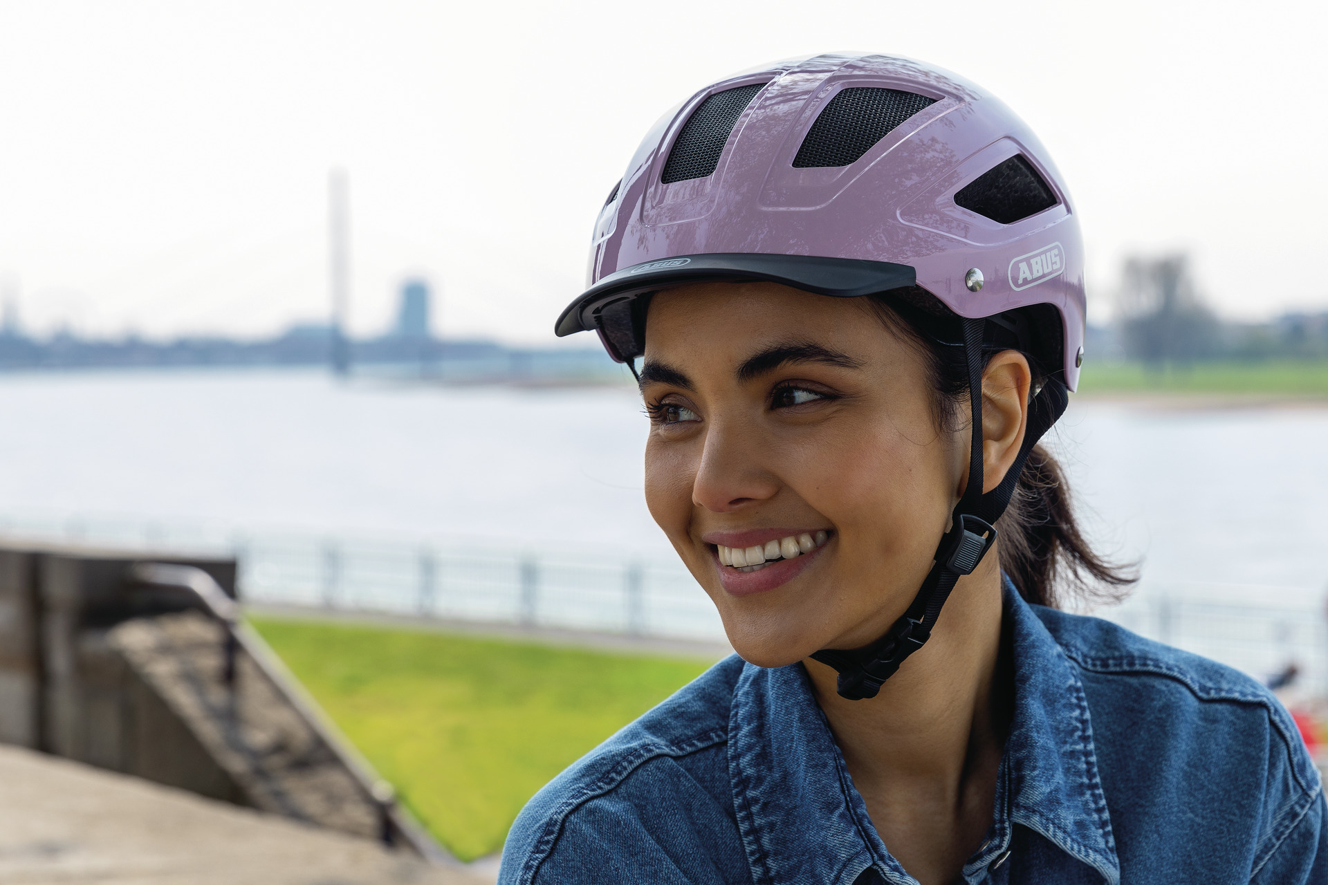 Casque ABUS Hyban 2.0 mauve porté, vue de face