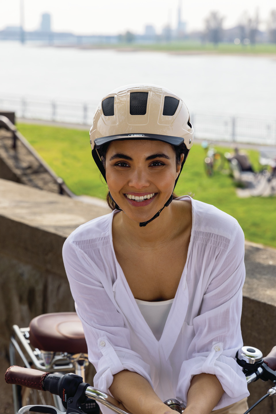Cycliste portant le casque ABUS Hyban 2.0 crème